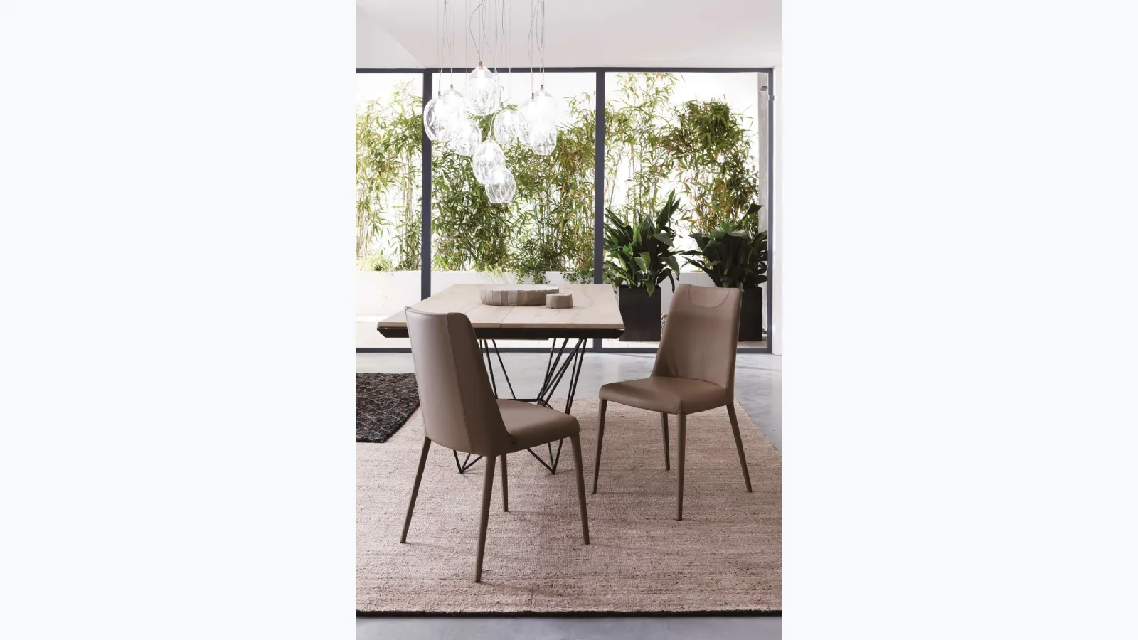 Sofia leather chair by Ozzio