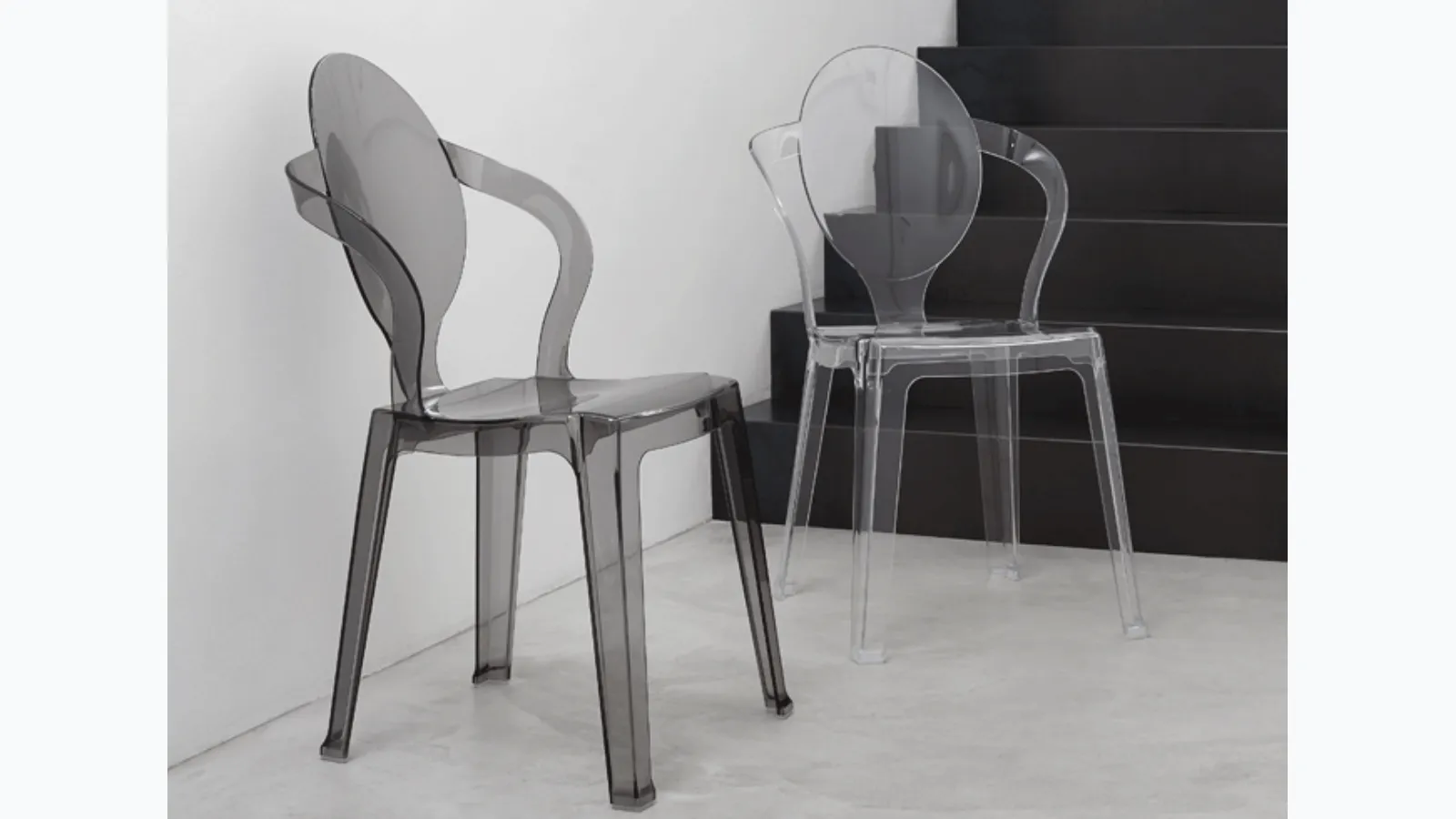 Chair characterized by a slightly concave oval backrest - Spoon by Scab Design