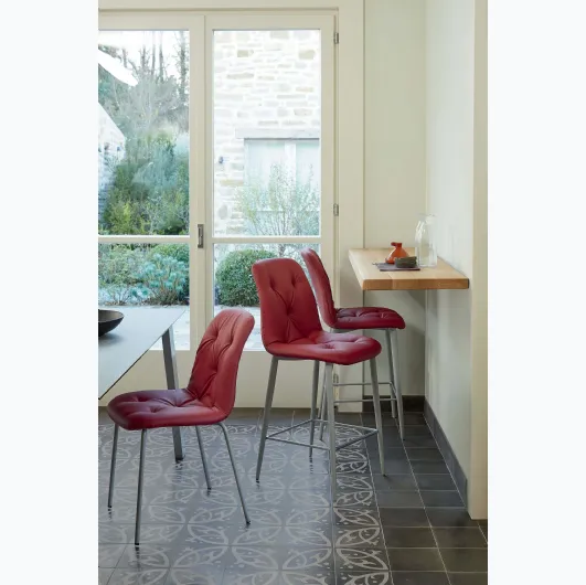 Spring stool in eco-leather upholstery and steel base by Ingenia.