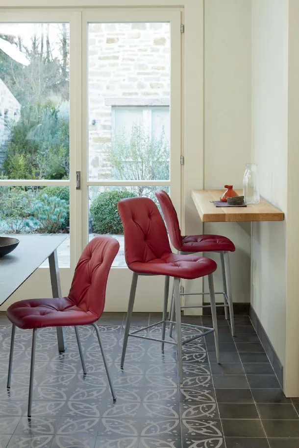 Spring stool in eco-leather upholstery and steel base by Ingenia.