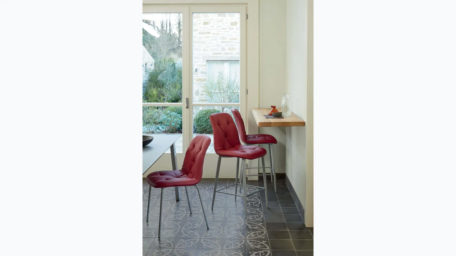 Spring stool in eco-leather upholstery and steel base by Ingenia.