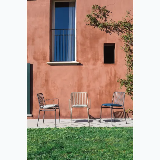 Stackable Street Outdoor chair with lacquered steel frame for outdoor use by Ingenia.