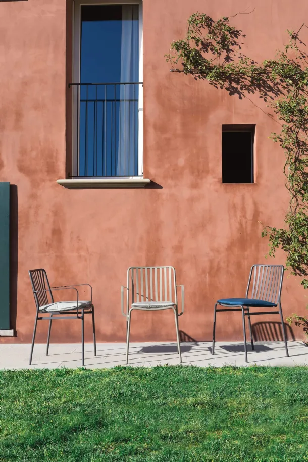 Stackable Street Outdoor chair with lacquered steel frame for outdoor use by Ingenia.