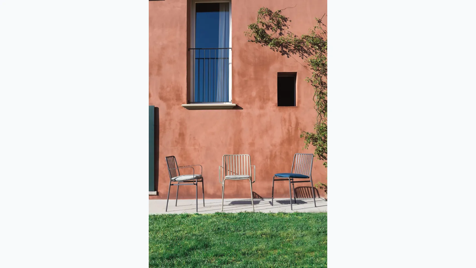 Stackable Street Outdoor chair with lacquered steel frame for outdoor use by Ingenia.