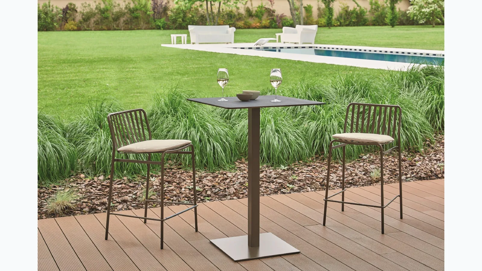 Stackable Street Outdoor stool in lacquered steel by Ingenia for outdoor use.