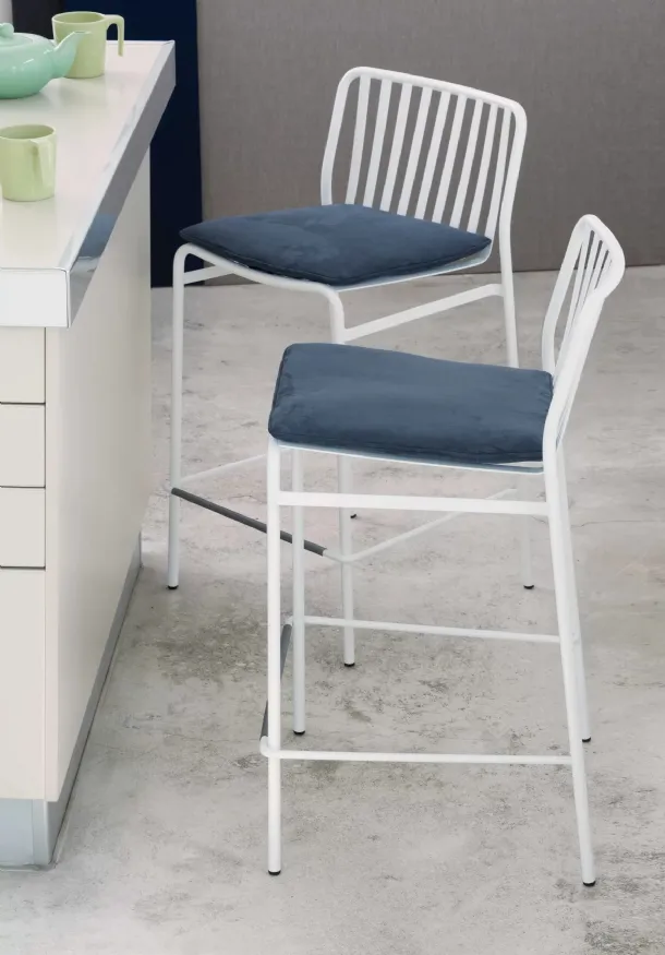 Stackable lacquered steel stool Street by Ingenia.