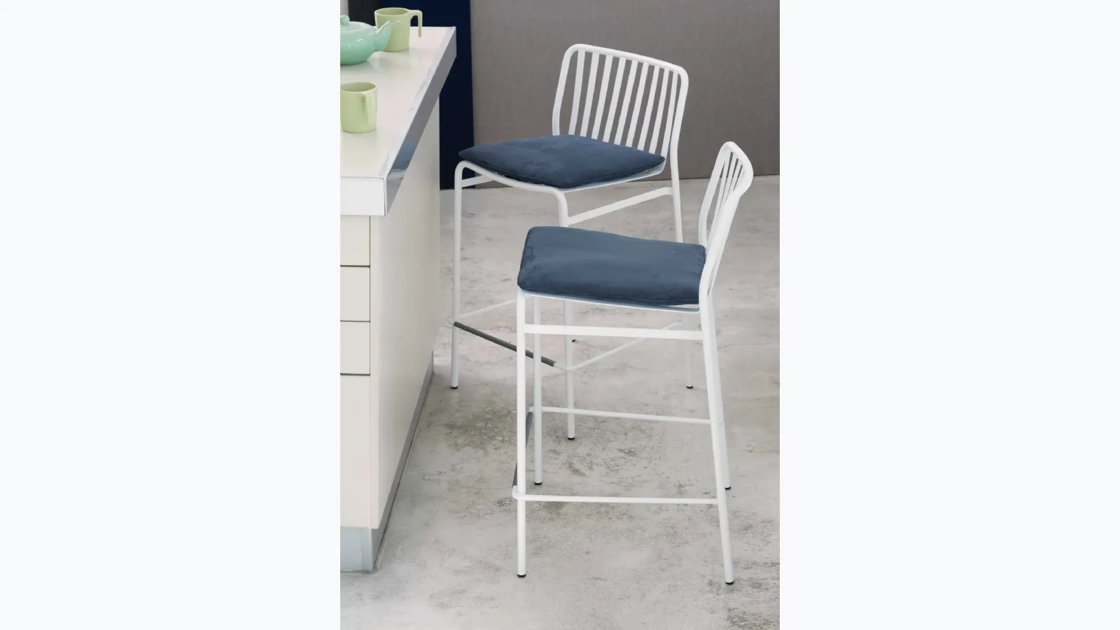 Stackable lacquered steel stool Street by Ingenia.