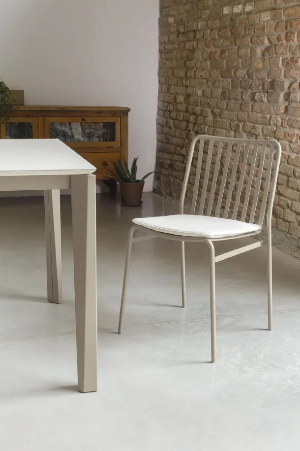 Stackable Street chair in lacquered steel by Ingenia.