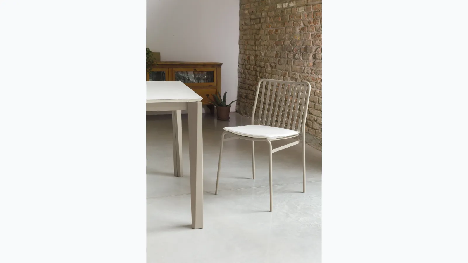 Stackable Street chair in lacquered steel by Ingenia.