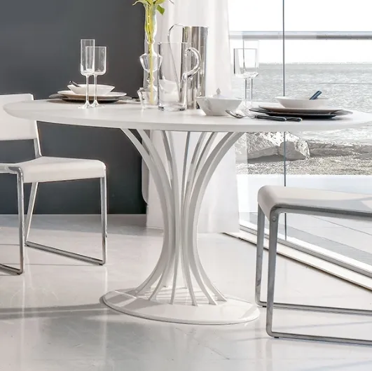 Chair with seat and backrest in white leather and Wing aluminum casting structure by Alivar.
