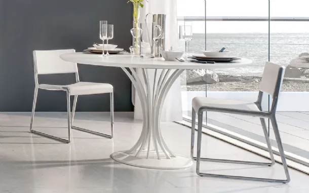 Chair with seat and backrest in white leather and Wing aluminum casting structure by Alivar.