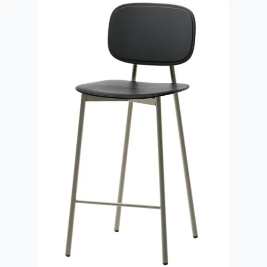 Young stool in polypropylene and metal structure by Veneta Cucine.