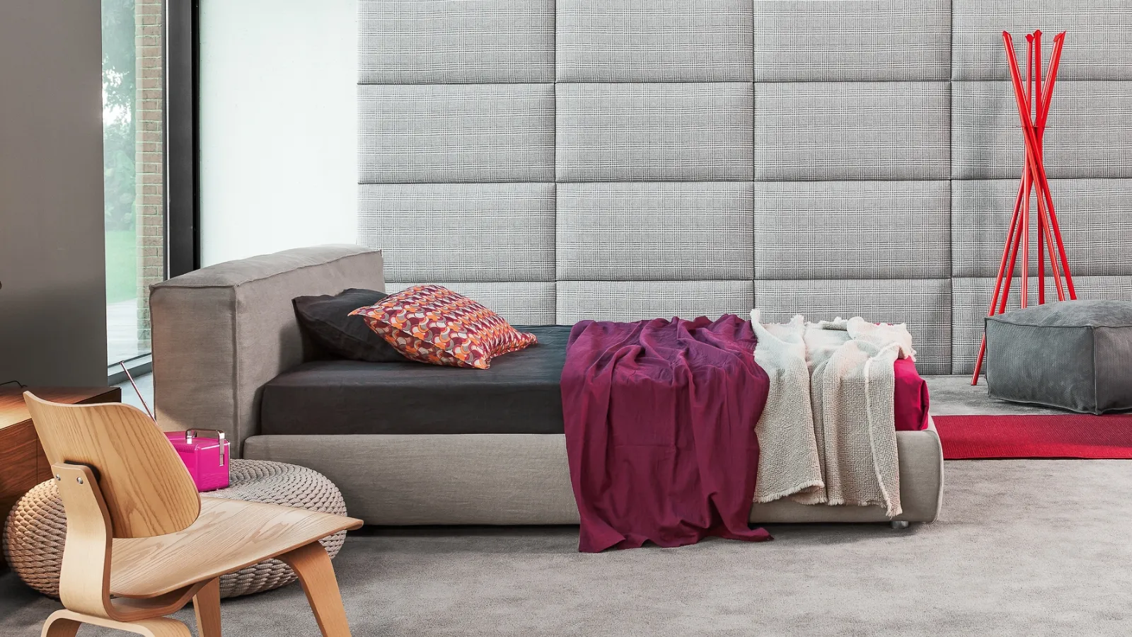 Single Reef bed in padded fabric by Flexteam.