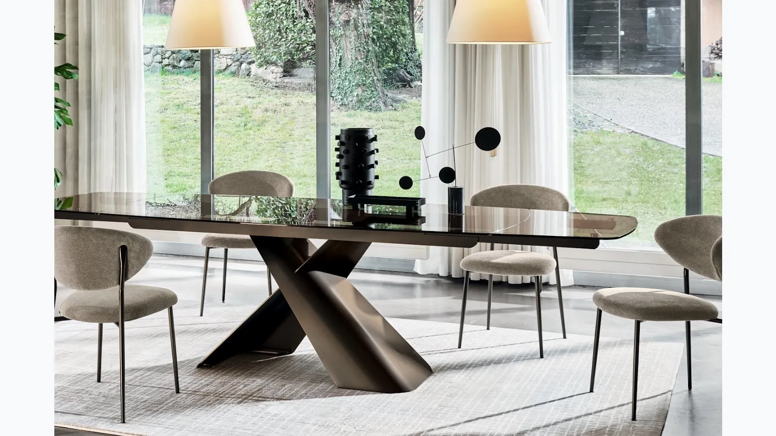 Axiom extendable glass table by Calligaris