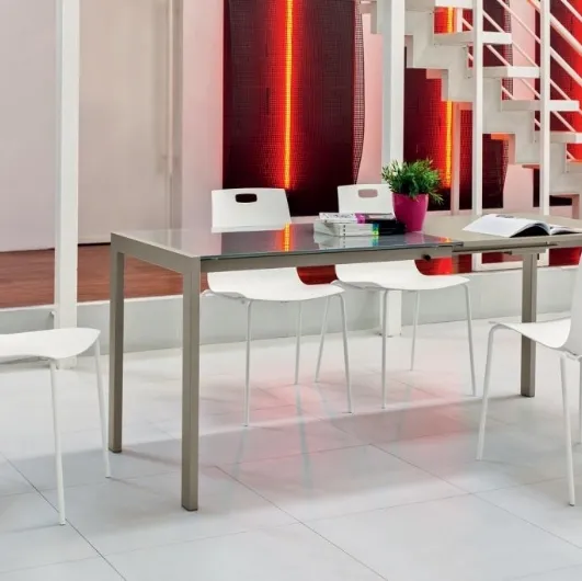 Extendable Ciak table with glossy lacquered dove grey glass top and sand lacquered steel structure by Ingenia.