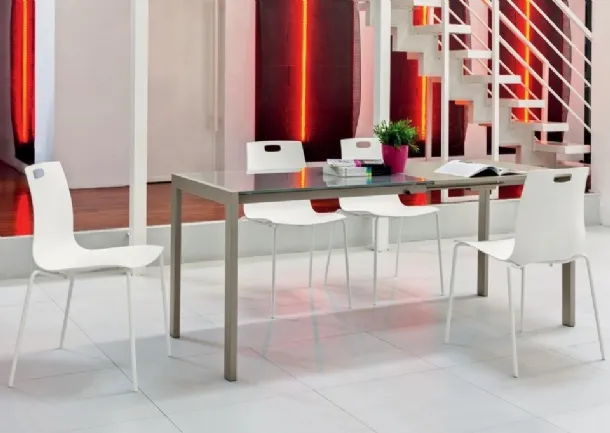Extendable Ciak table with glossy lacquered dove grey glass top and sand lacquered steel structure by Ingenia.