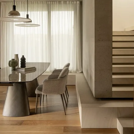 Cile Table in glossy sand-effect ceramic by Bizzotto