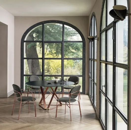 Round Delta table in scratch-resistant glass with lacquered steel base by Bontempi.