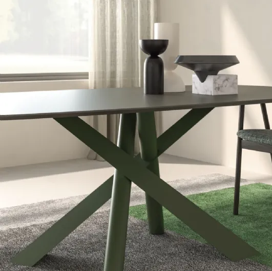 Elliptical Diago table in tufa lacquer and pine wood.