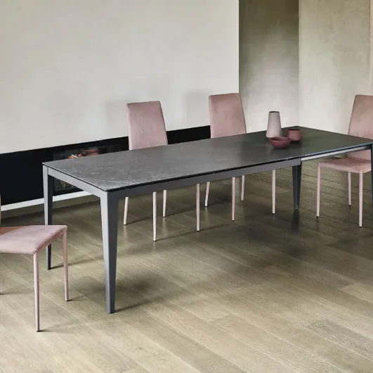 Extendable Dom table in textured melamine with lacquered steel structure by Ingenia.