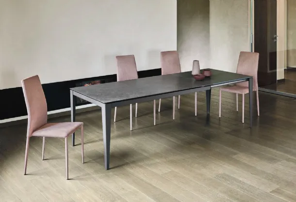 Extendable Dom table in textured melamine with lacquered steel structure by Ingenia.