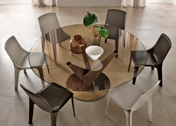 Round Epsylon table with bronze glass top and base in brass-finished metal by Fiam.