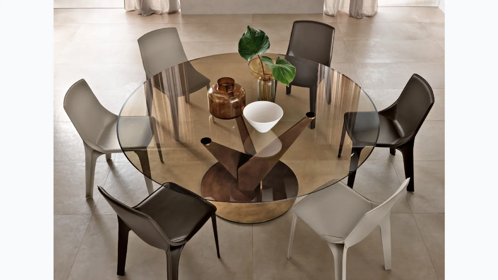 Round Epsylon table with bronze glass top and base in brass-finished metal by Fiam.