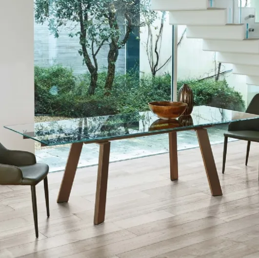 Extensible Gulliver table in glass with aluminum and steel structure by Ingenia.