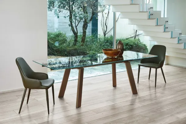 Extensible Gulliver table in glass with aluminum and steel structure by Ingenia.