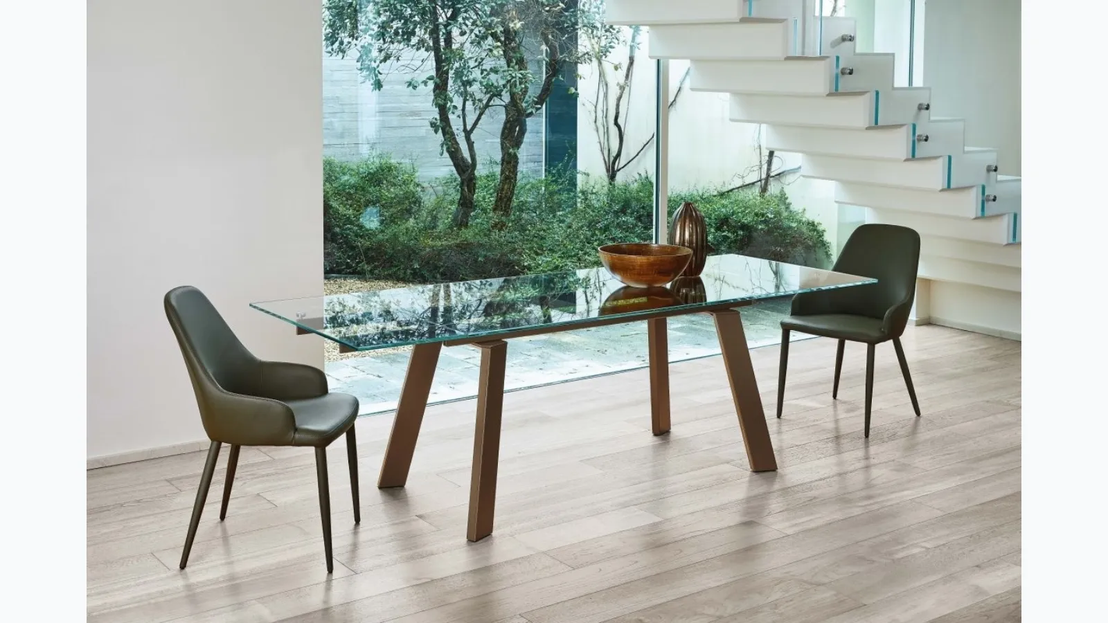 Extensible Gulliver table in glass with aluminum and steel structure by Ingenia.
