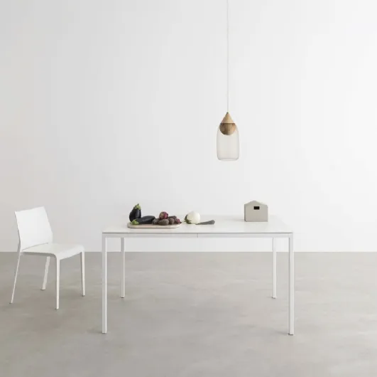 Helsinki 30 Square extendable table by Desalto.