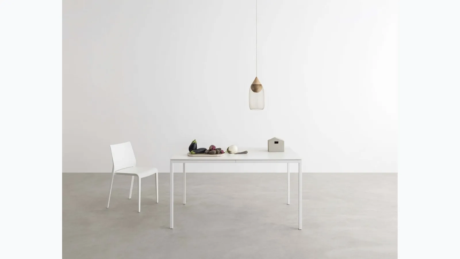 Helsinki 30 Square extendable table by Desalto.