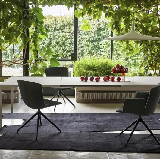Helsinki 35 Extendable Table by Desalto.