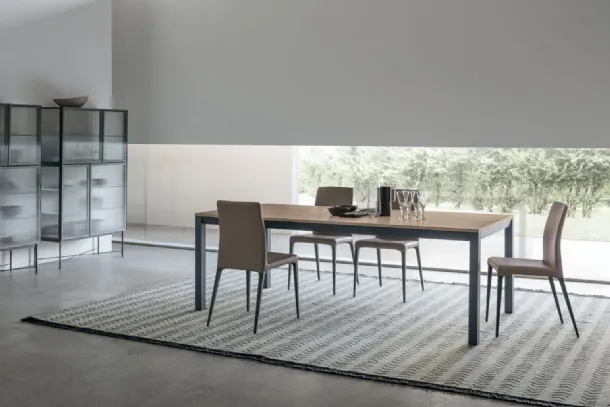 Infinity extendable table with sand-colored oak materic top and matte lacquered base by Tomasella.