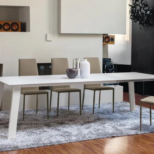 Extendable Kalua table in crystal by Ingenia.