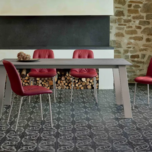 Extensible Kalua table in melamine with steel base by Ingenia.