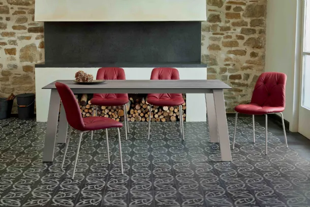 Extensible Kalua table in melamine with steel base by Ingenia.