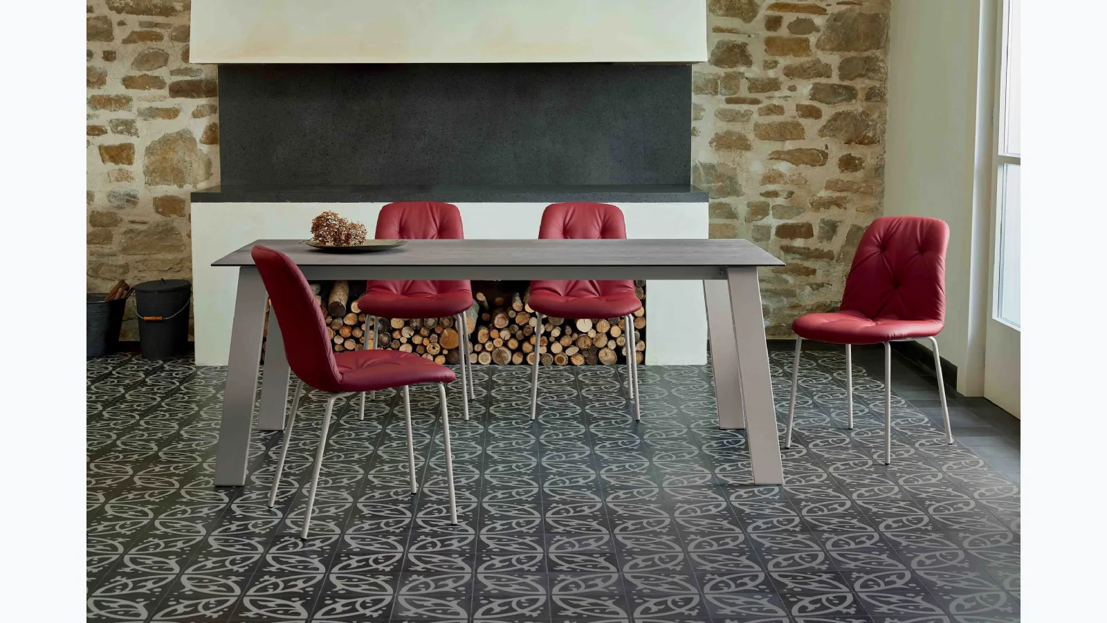 Extensible Kalua table in melamine with steel base by Ingenia.