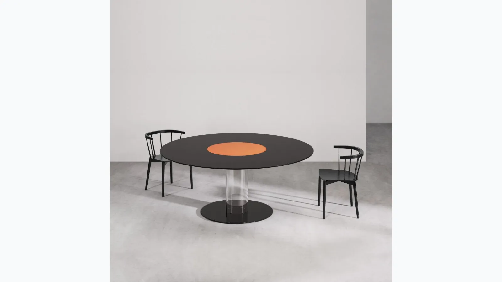 Lazy Hub table in lacquered glass with central rotating disk, serves food by Glas Italia.