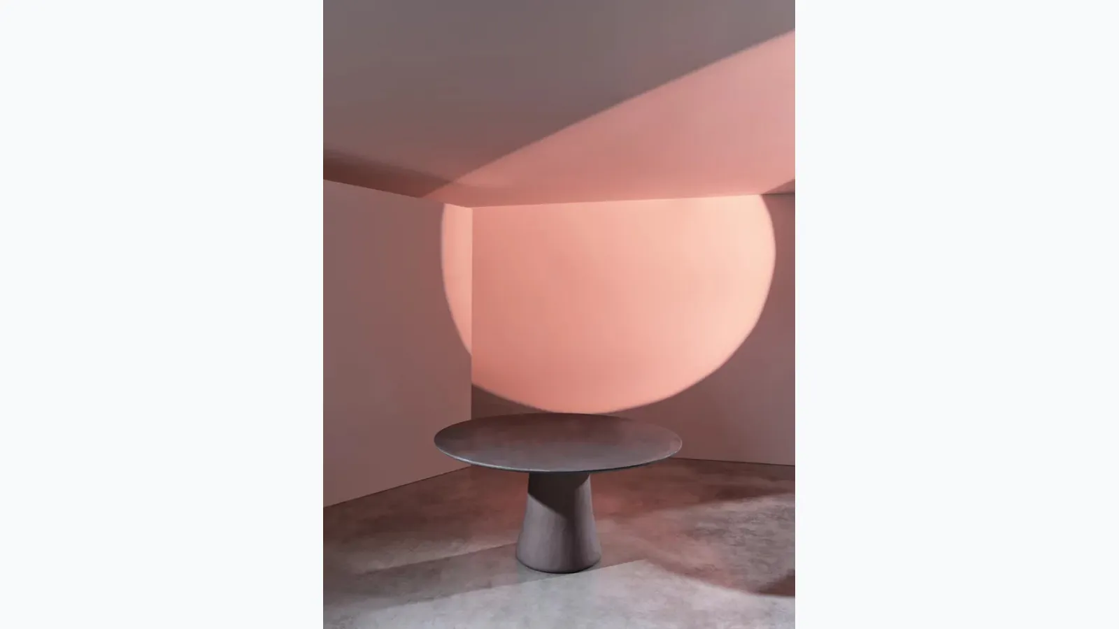 Round table Mae 36 in spatted clay by Gervasoni.