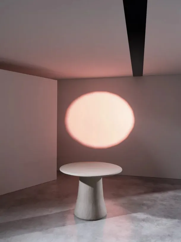 Round table Mae 39 in spatulated clay bottom by Gervasoni.