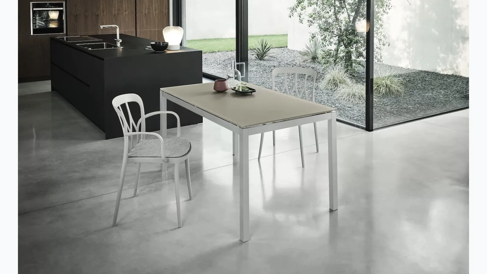 Extendable Mago table in glass by Bontempi.
