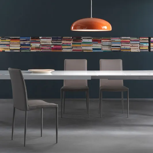 Extendable Manhattan table with lacquered glass top and aluminum structure by Riflessi.