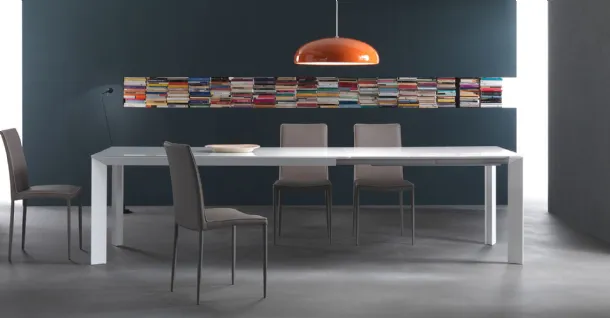 Extendable Manhattan table with lacquered glass top and aluminum structure by Riflessi.