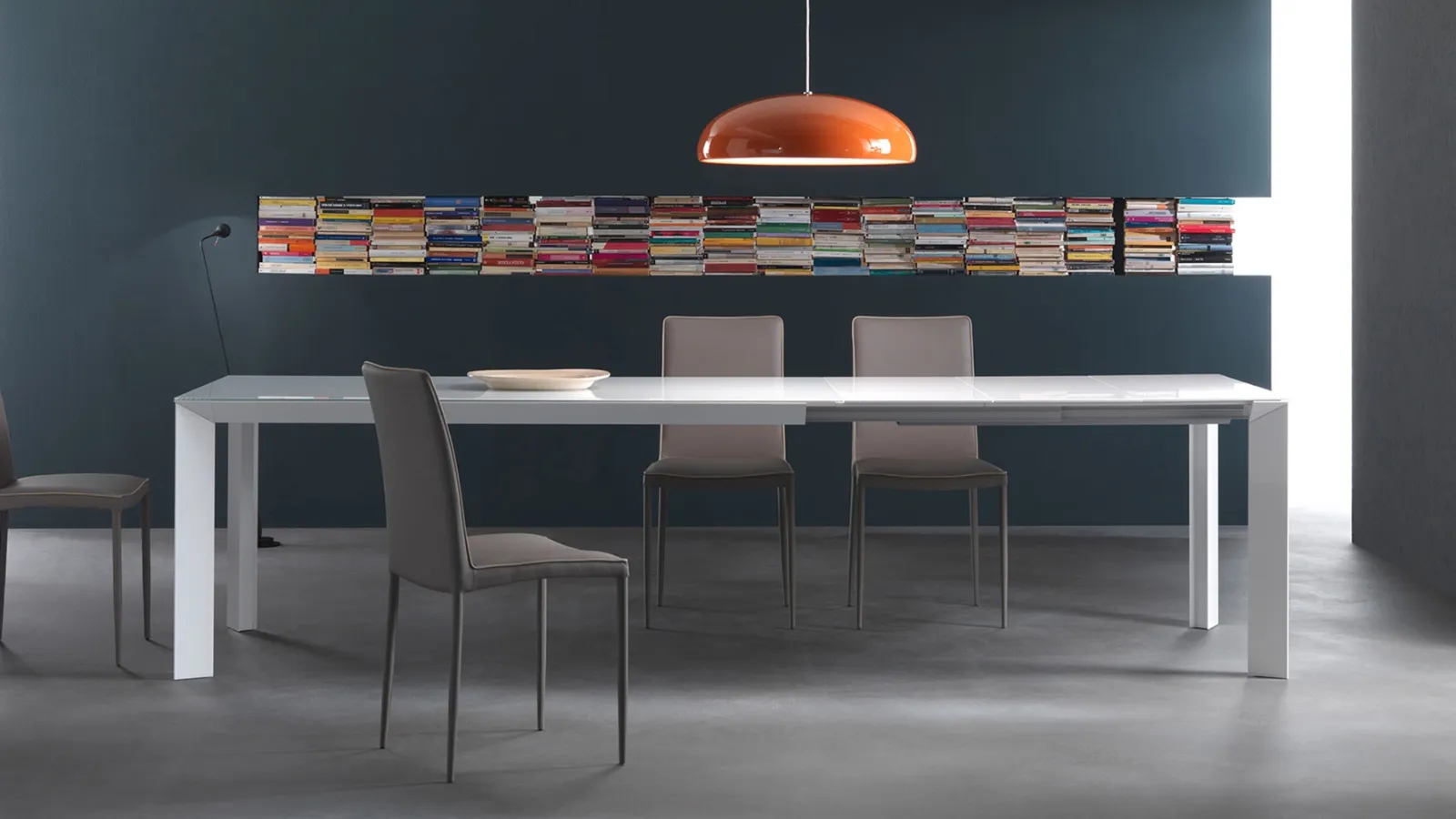 Extendable Manhattan table with lacquered glass top and aluminum structure by Riflessi.