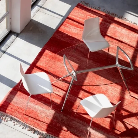 Oval tempered glass table with chromed steel legs Metropolis by Scab Design.