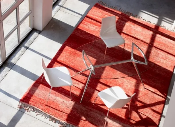 Oval tempered glass table with chromed steel legs Metropolis by Scab Design.