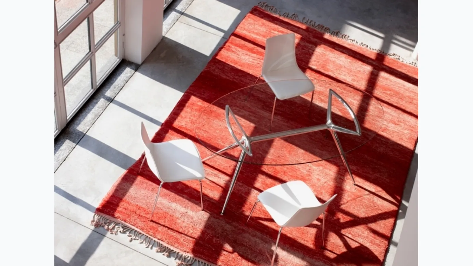 Oval tempered glass table with chromed steel legs Metropolis by Scab Design.