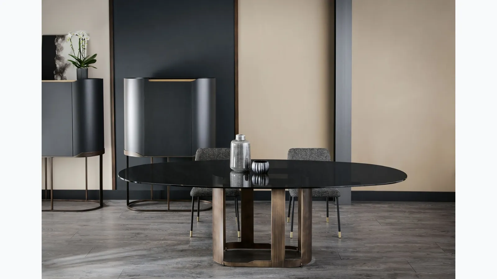 Glass table with polished edge and base in curved steel sheet by Cantori Oasis.