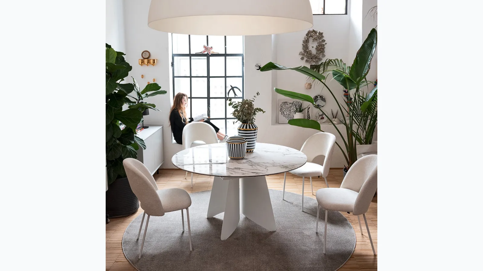 Round ceramic table Orion by Connubia.